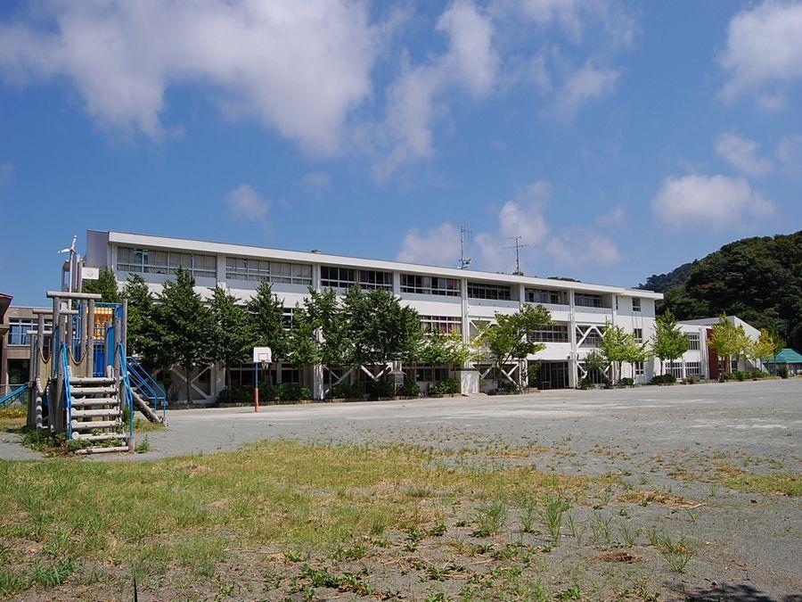 Primary school. Hayama-machi 1850m to stand Nagara Elementary School