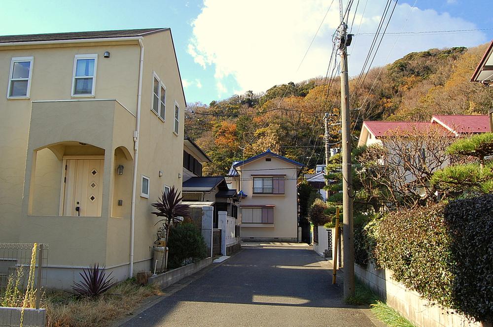 Local appearance photo. It is a quiet and beautiful environment surrounded by green mountains