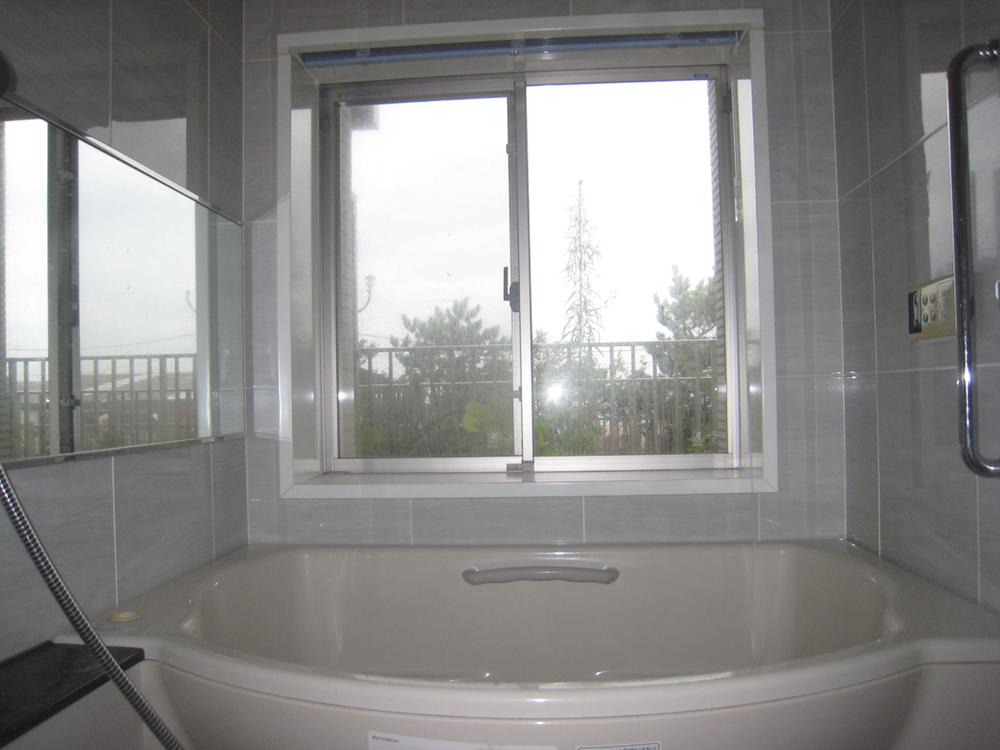 Bathroom. Semi-circular bathtub where you can enjoy the views from the window Jing
