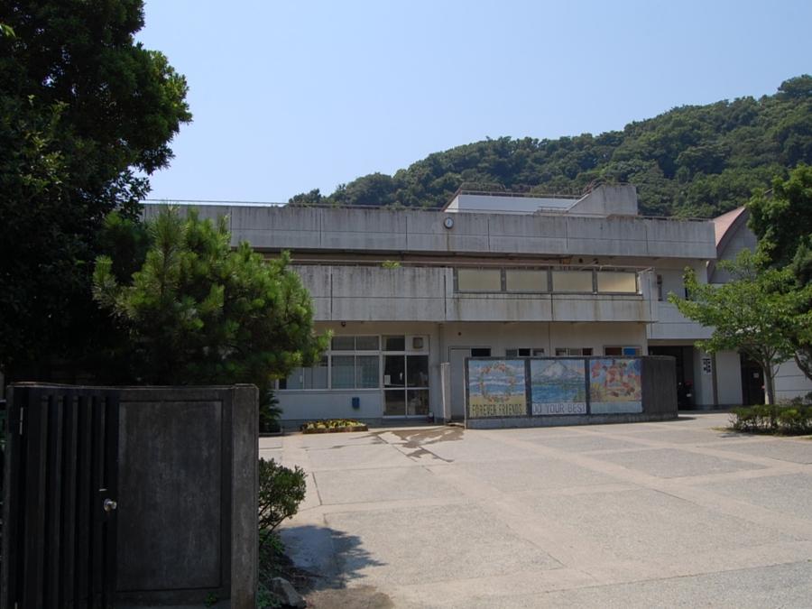 Junior high school. Hayama-machi stand Hayama until junior high school 2000m