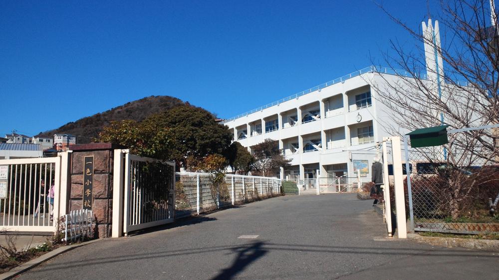 Primary school. Hayama-machi 730m to stand one color elementary school