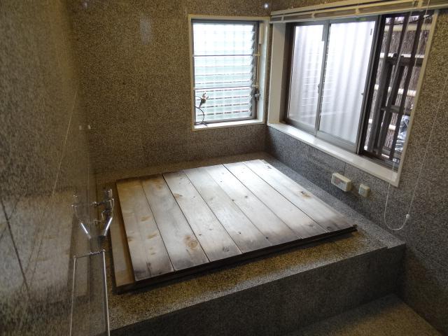 Bathroom. Bathing with views of the serene Tsuboniwa is the height of luxury