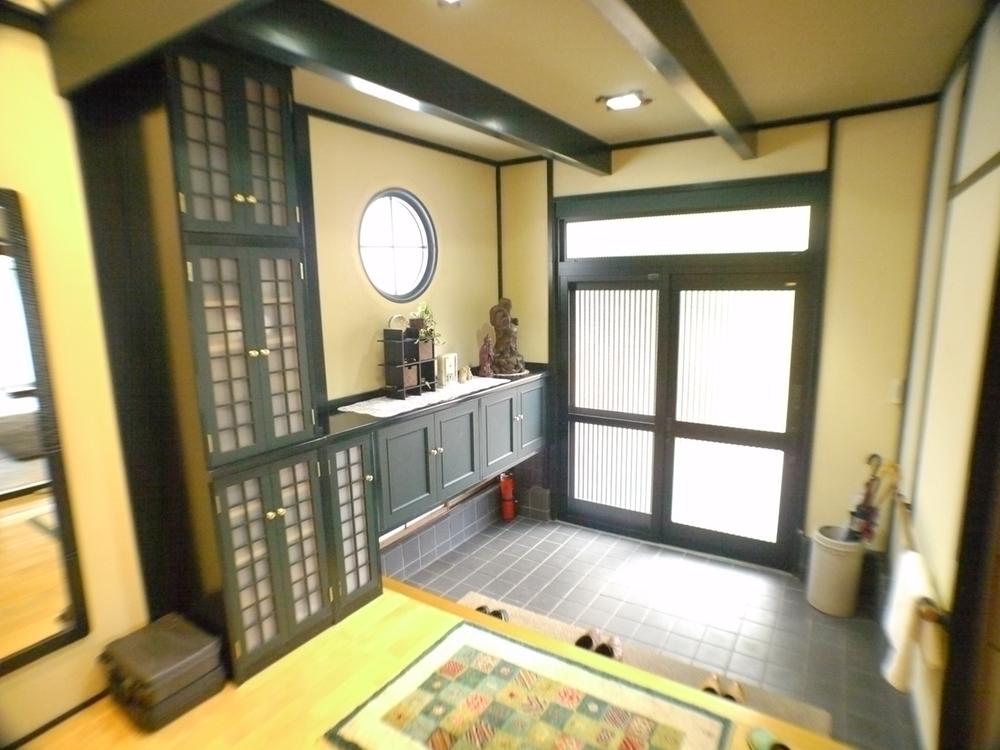 Entrance. Entrance, which is also the home of the face, Gives comfort to people that Japanese-style furnished visit