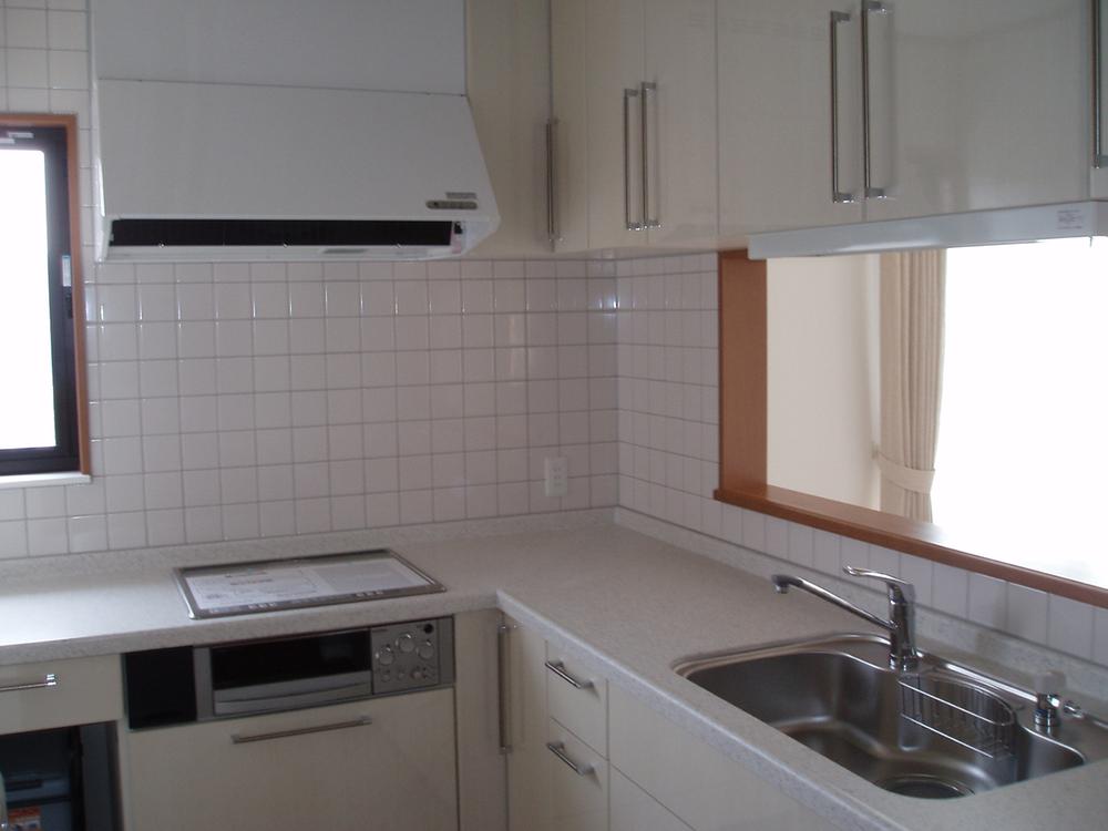 Kitchen. L-shaped kitchen is about 4.7 Pledge.