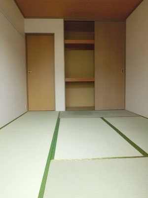 Living and room. South-facing bright Japanese-style While housing 1 there is a depth