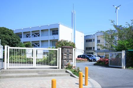 Primary school. Hayama-machi 1377m to stand one color elementary school