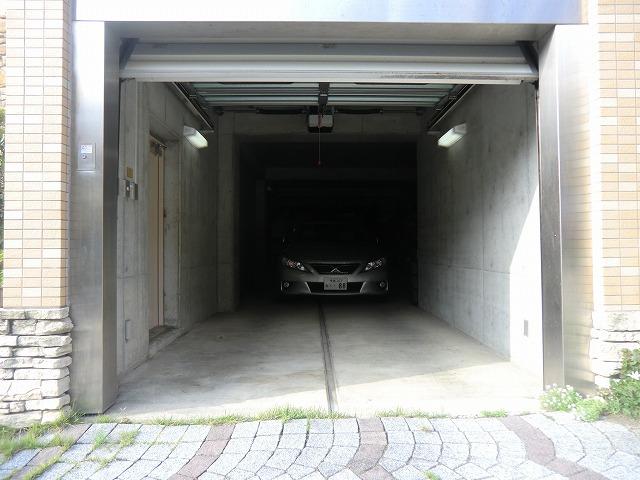 Parking lot. Local (10 May 2013) Shooting