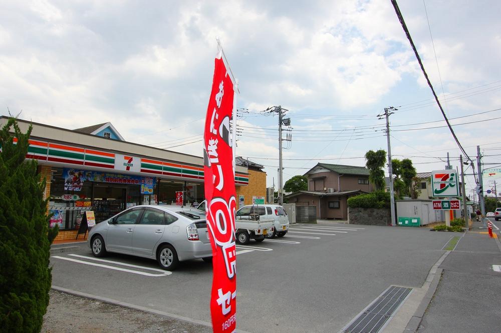 Convenience store. Seven-Eleven Hayama 2106m up to one color shop