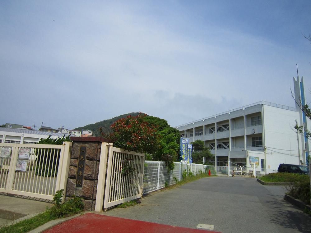Primary school. Hayama-machi 1589m to stand one color elementary school
