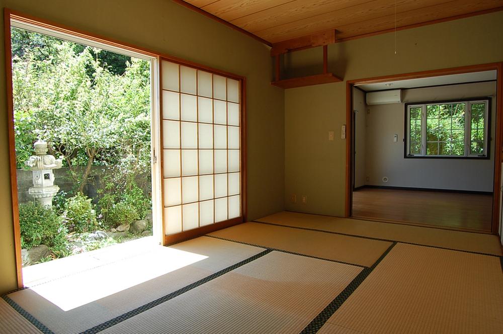 Non-living room. Japanese-style room overlooking the Tsuboniwa
