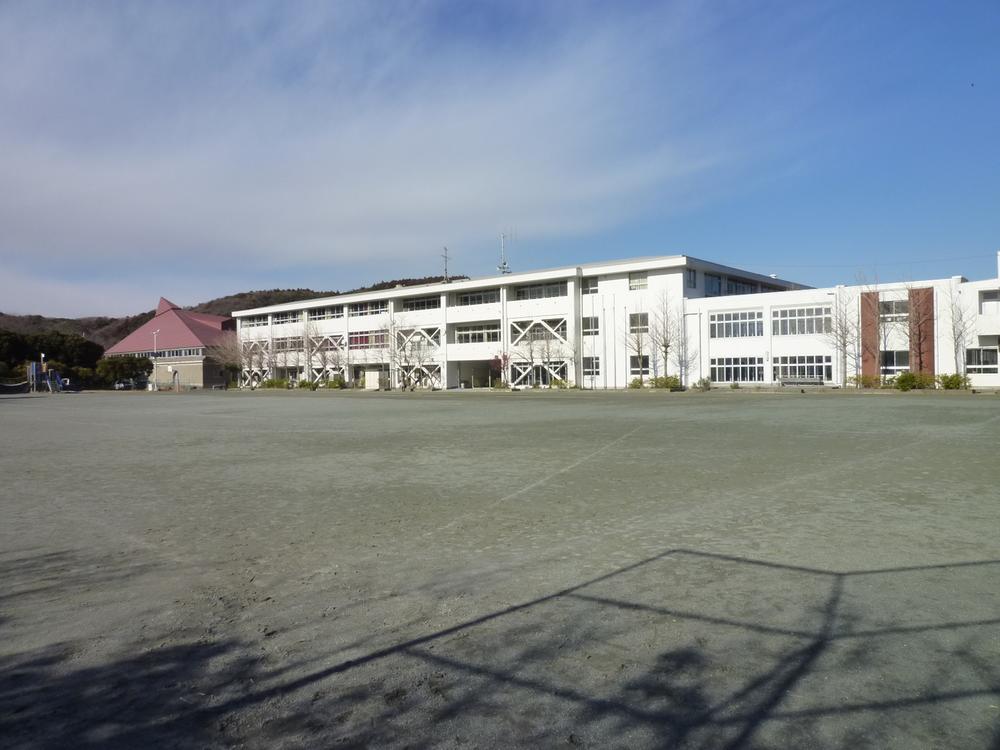 Primary school. Nagara is 1100m lush environment to elementary school.