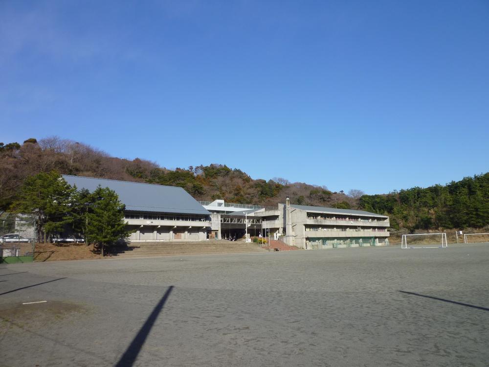 Junior high school. Hayama-machi stand Nango until junior high school 1400m