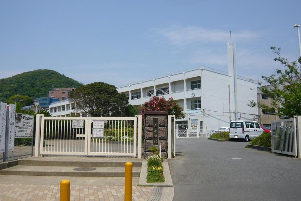Primary school. Hayama-machi 816m to stand one color elementary school