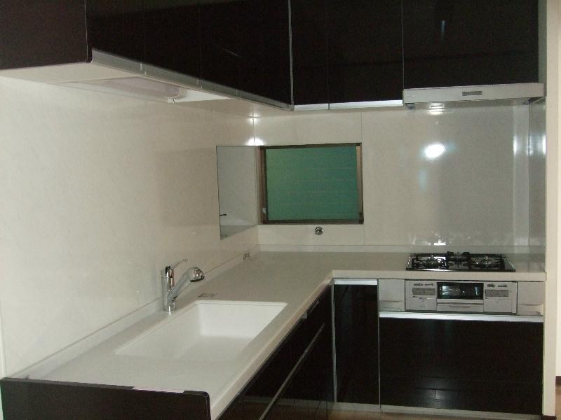 Kitchen. It was fitted with a user-friendly L-shaped kitchen. 
