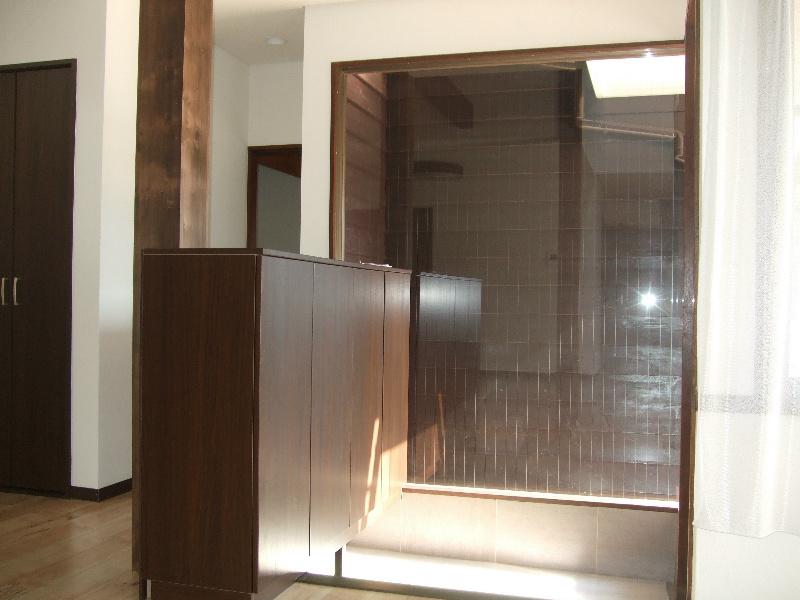 Entrance. It is a glassed-in fashionable entrance. 