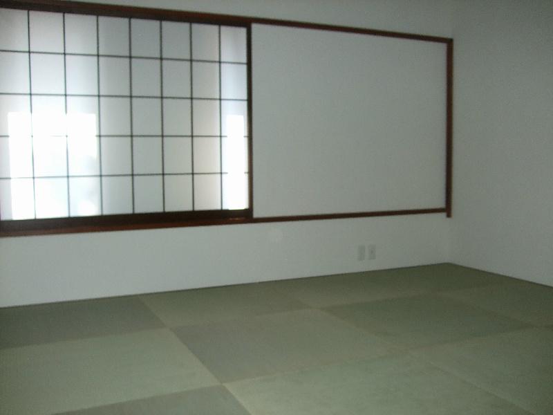 Non-living room. Ryukyu tatami specification is also a Japanese-style room photo. 