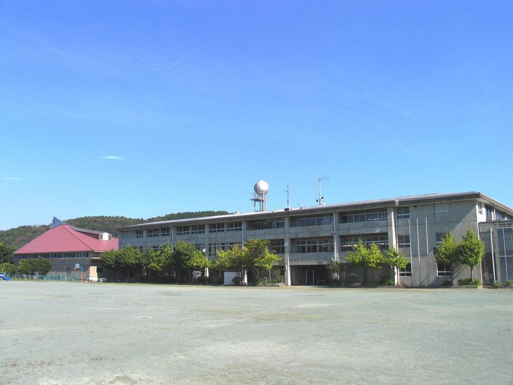 Primary school. 250m to Nagara Elementary School