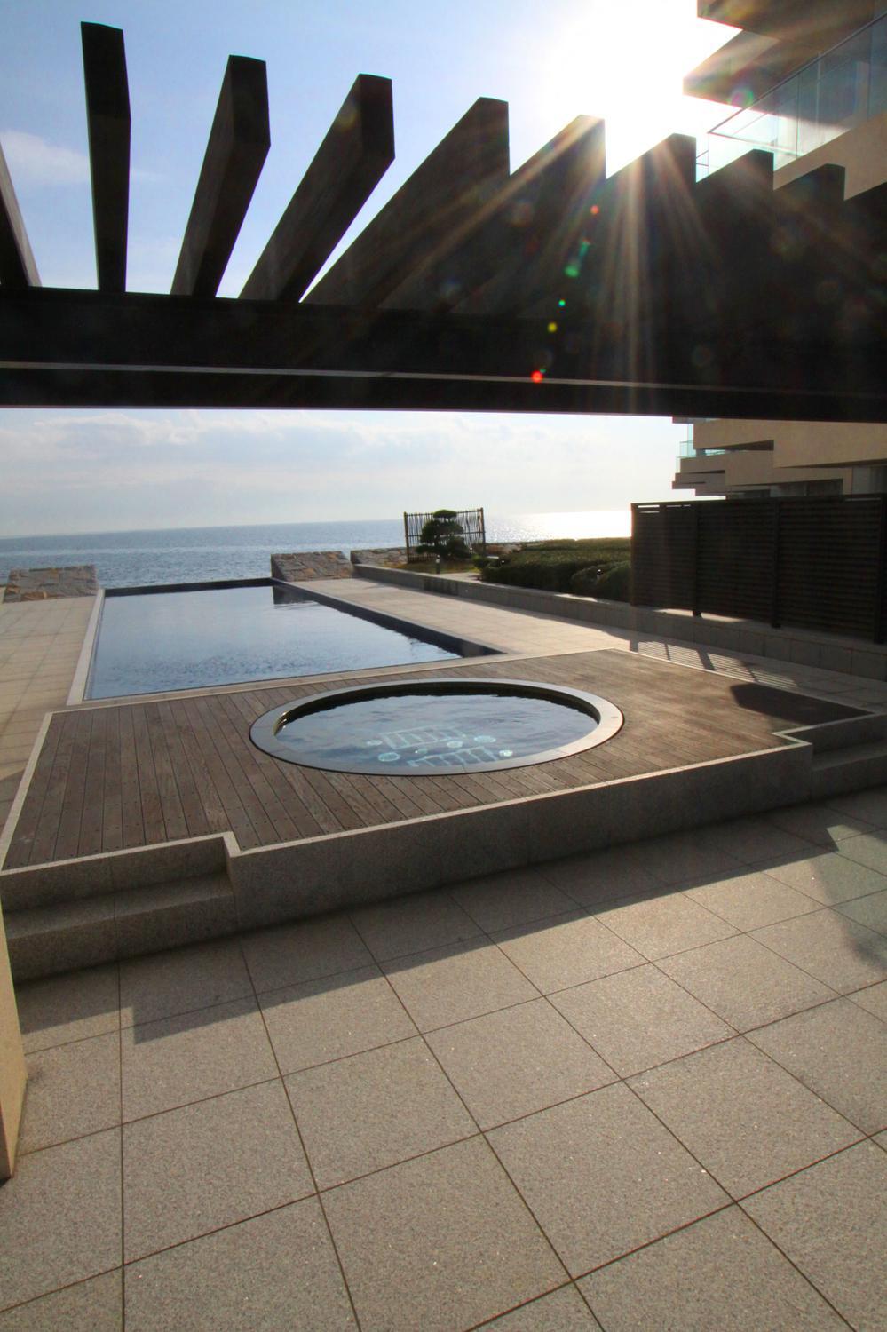 Other common areas. Pool and Jacuzzi that can be shared use. It is a space in which there is a blue sky and the sea and the sense of unity.