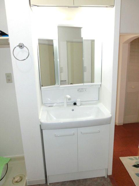 Wash basin, toilet. Shampoo dresser had made