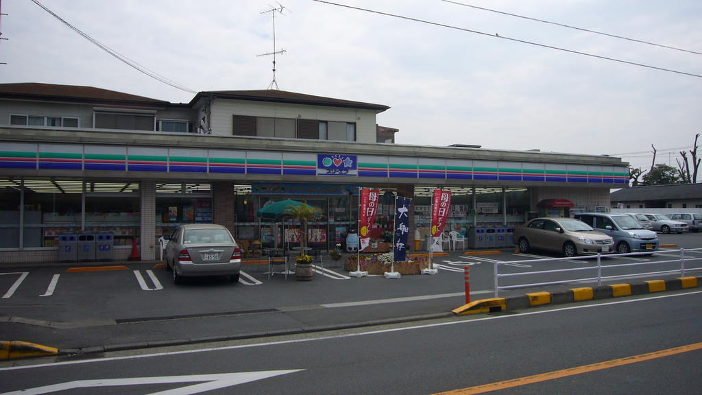 Convenience store. Three F Oiso Kokufu store (convenience store) to 766m