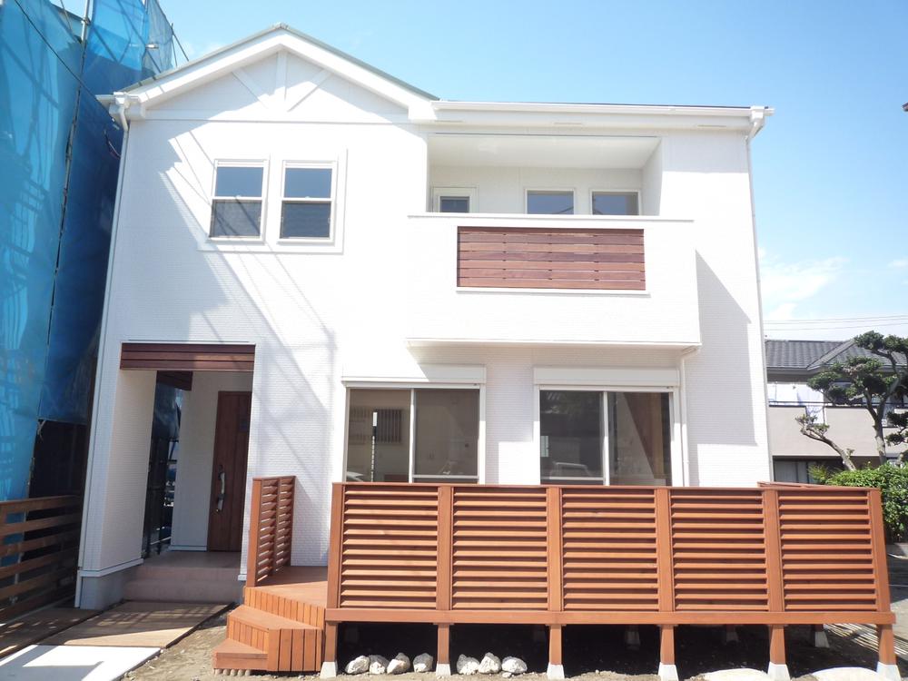 Building plan example (exterior photos). Free design house white outer wall to match the blue sky of Shonan is impressive our construction.