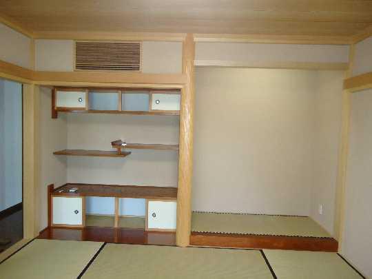 Non-living room. 8 quires of Japanese-style room with a alcove, There Tsuboniwa is on the south side