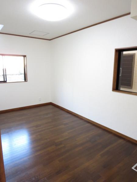 Non-living room. The first floor Western-style. wall ・ Ceiling cross Zhang Kawasumi. 