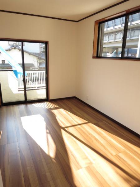 Non-living room. This is a middle of the second floor of the Western-style. Floor flooring overlaid upholstery, wall ・ Was the ceiling cross Chokawa. 