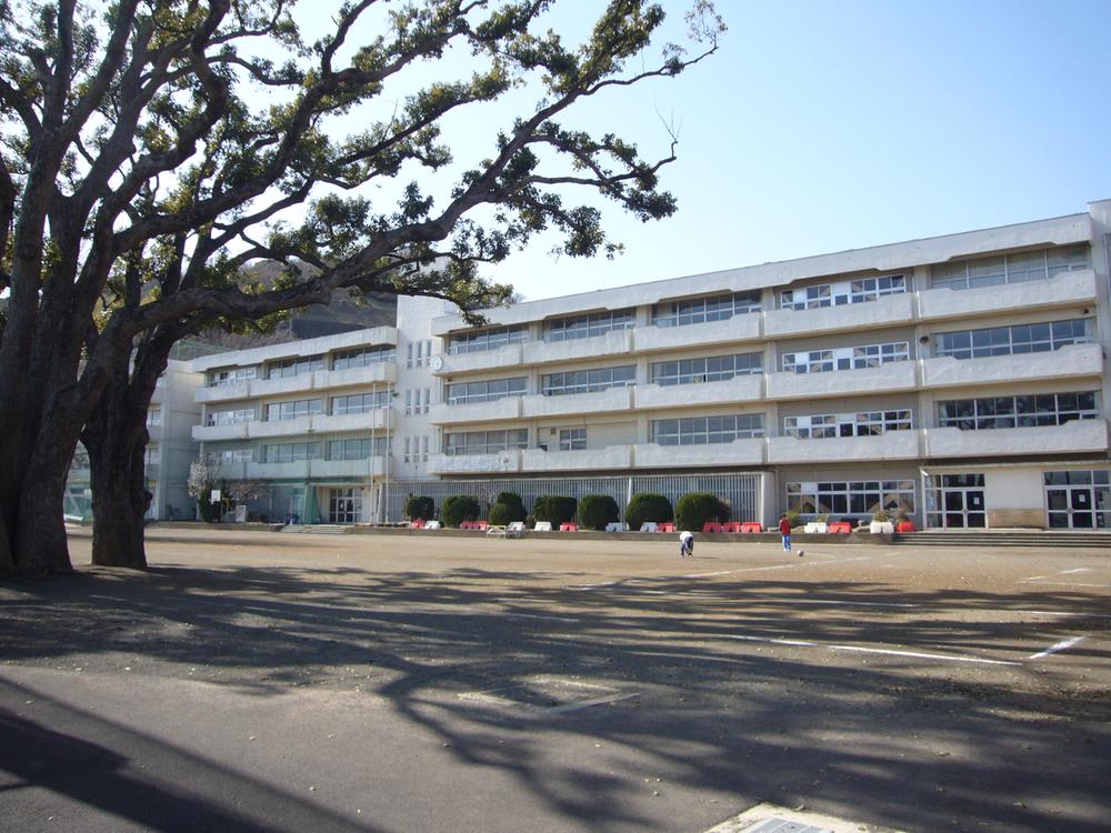 Primary school. Ninomiya-cho, a 13-minute walk up to 982m Ninomiya elementary school to stand Ninomiya Elementary School