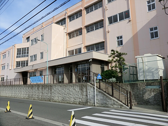 Junior high school. 889m to Ninomiya Municipal Ninomiya junior high school (junior high school)