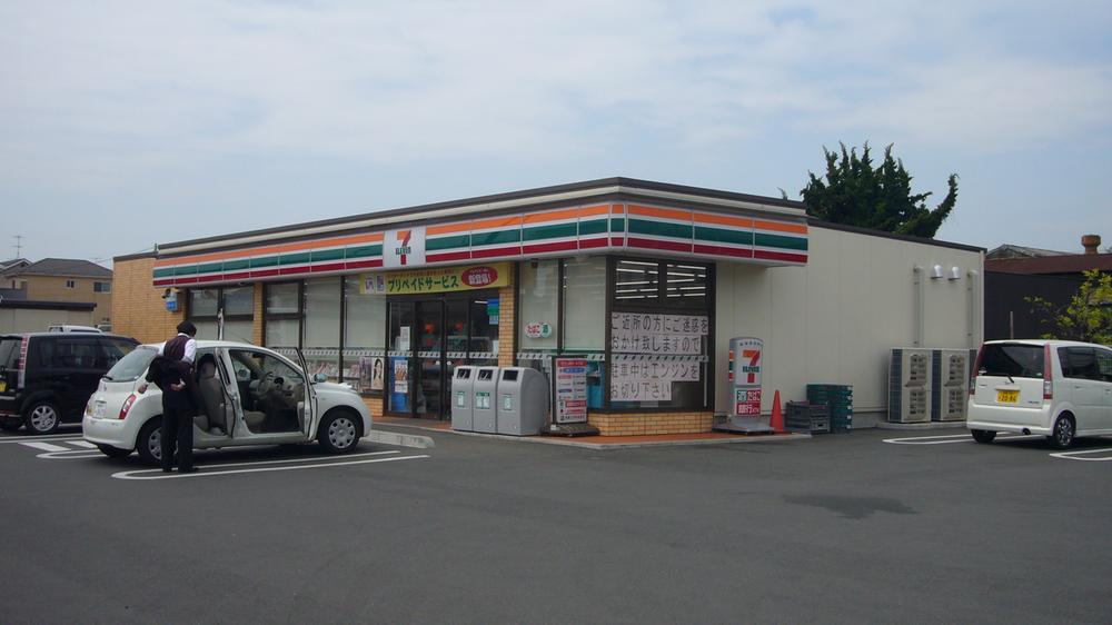 Convenience store. 1241m until the Seven-Eleven Oiso Kokufushinshuku shop