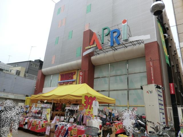 Shopping centre. 700m until the application (shopping center)
