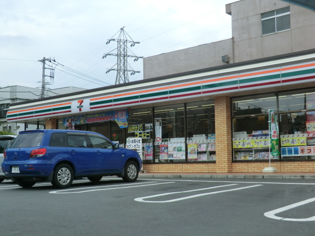 Convenience store. 500m to Seven-Eleven (convenience store)