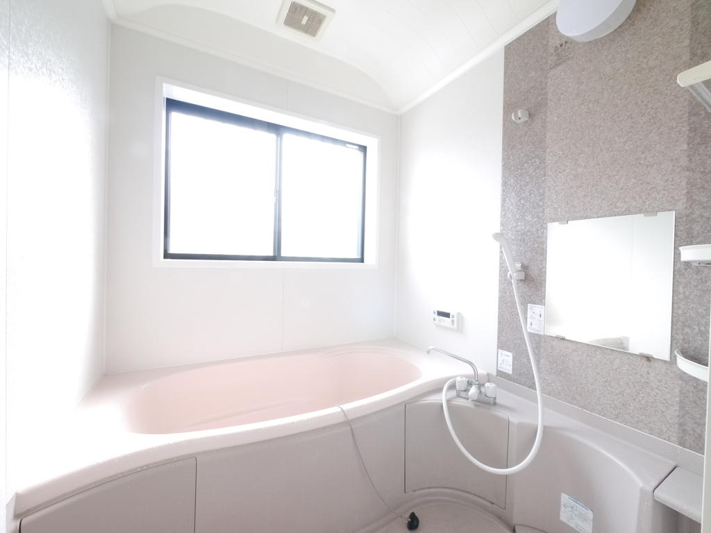 Bath. Wide bathroom is Tsui焚 Otobasu