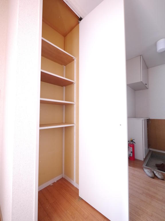 Receipt. Storage of the corridor. And the vacuum cleaner and old magazines ・  ・  ・ 