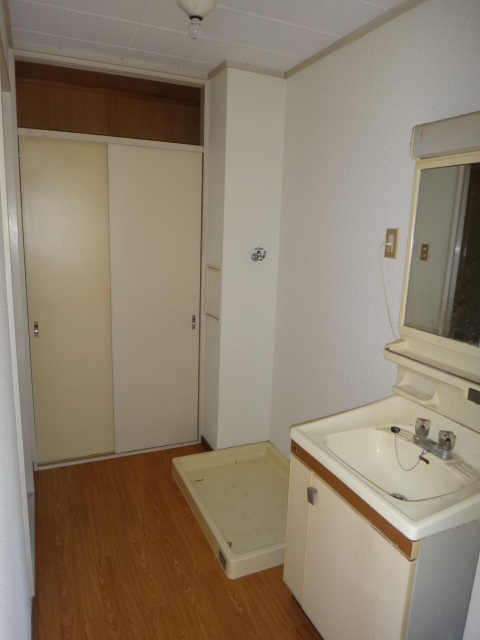 Washroom. Washroom
