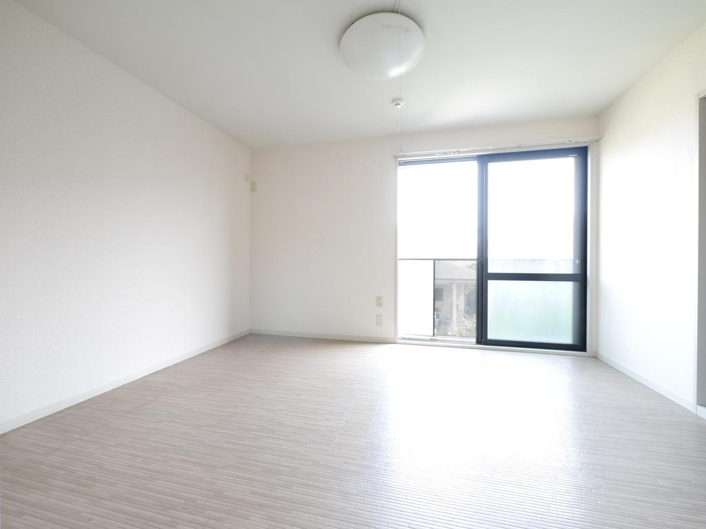 Living and room. The south side of the Western-style is bright and there is a large window