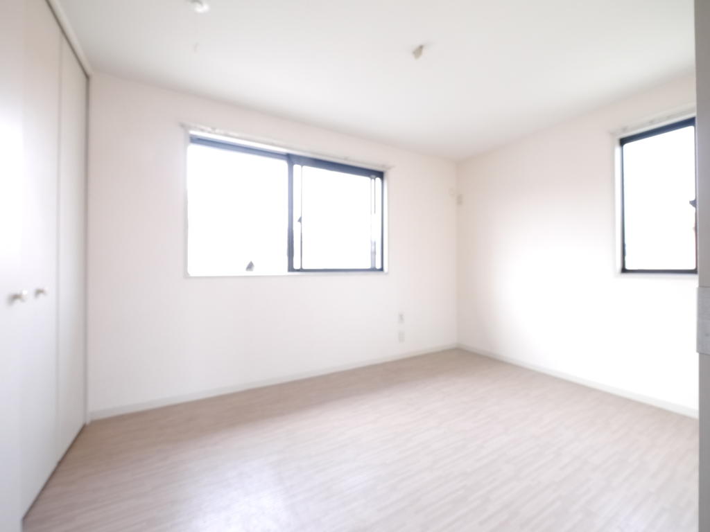 Living and room. The north side of the Western-style is children's room?
