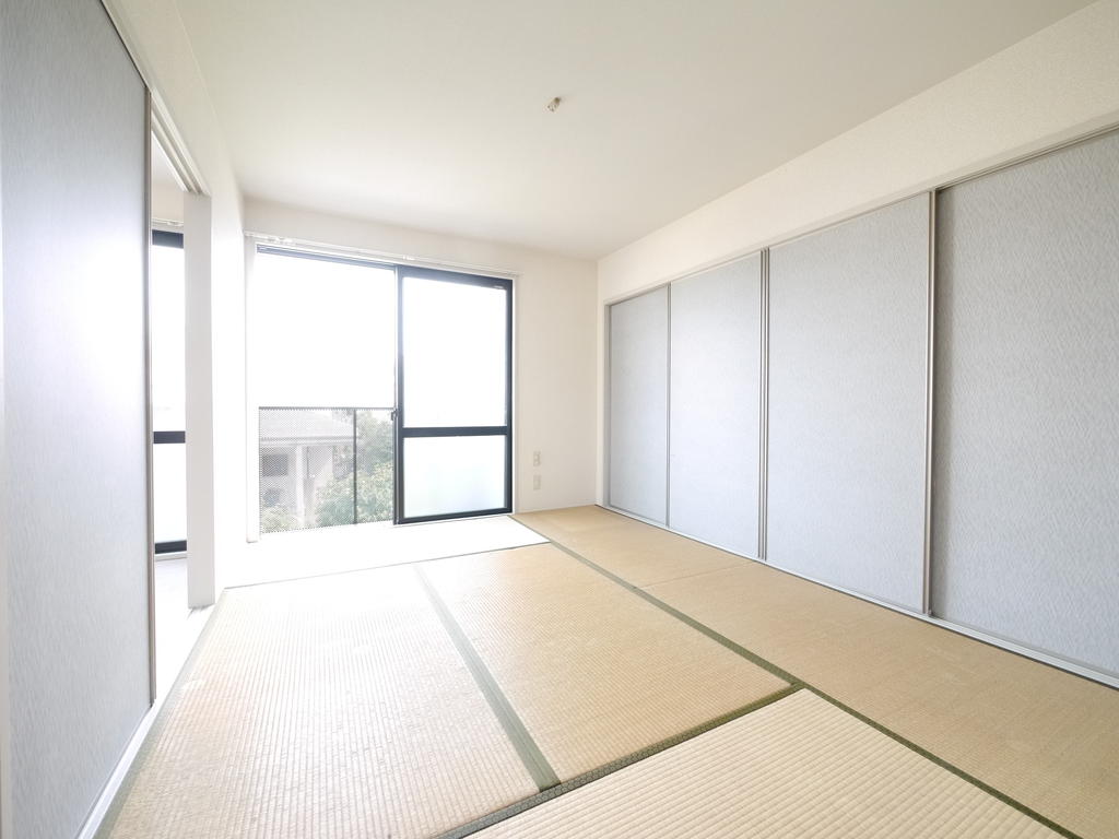 Living and room. It is a Japanese-style calm