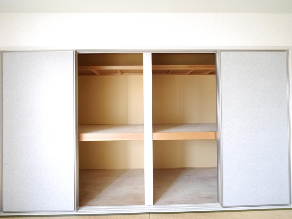 Receipt. The size of the between the two is closet of Japanese-style room