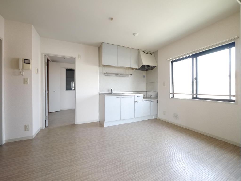 Kitchen. Bright dining there is a window