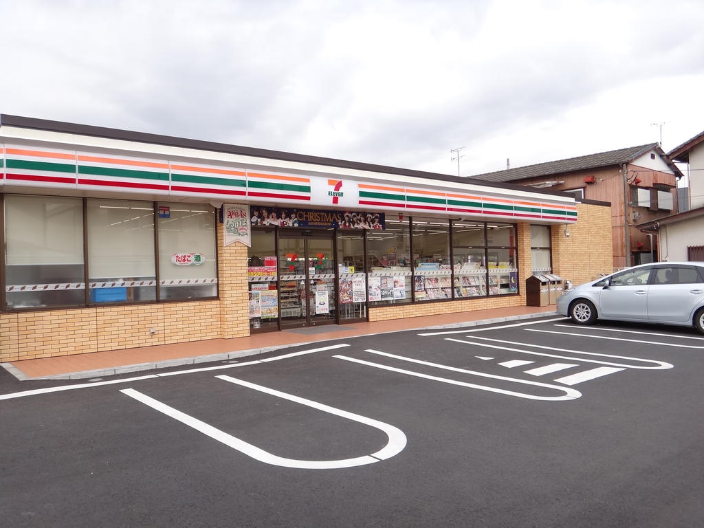 Convenience store. 300m to Seven-Eleven (convenience store)