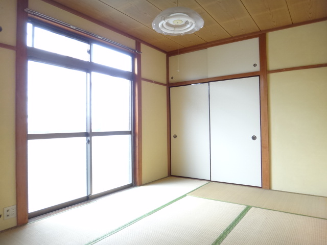 Living and room. It is the west side of the Japanese-style room.