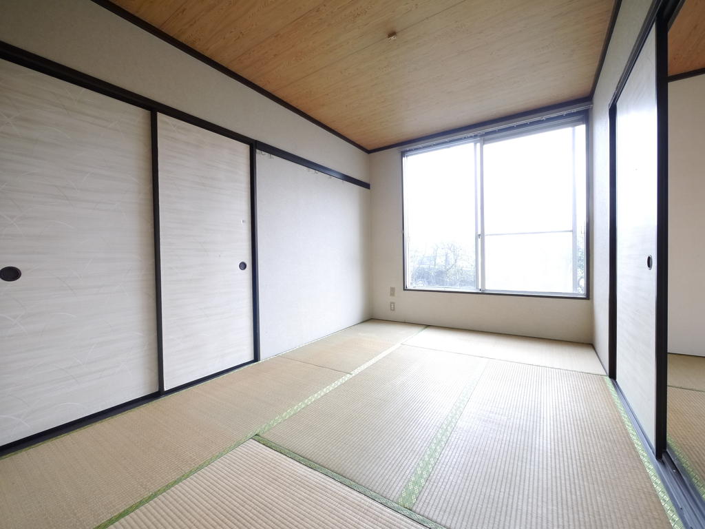 Living and room. It is the east side of the Japanese-style room
