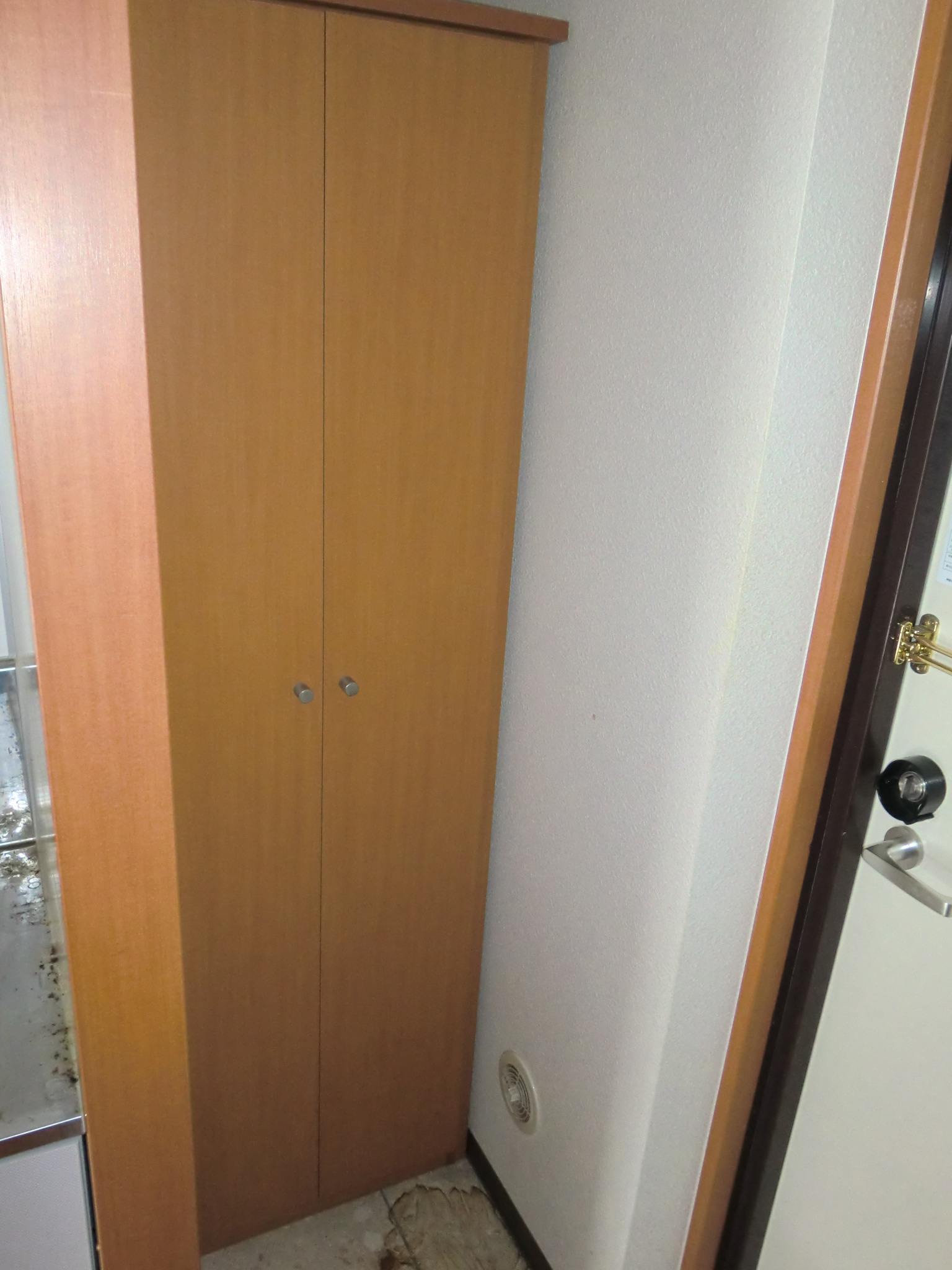 Entrance. Cupboard