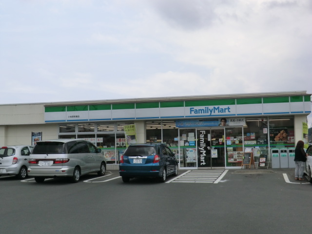 Convenience store. 600m to Family Mart (convenience store)