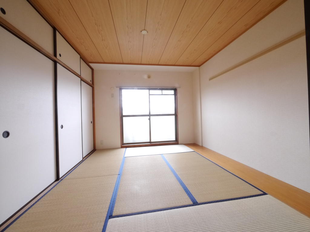Living and room. It is a peaceful Japanese-style room. Rumbling with everyone