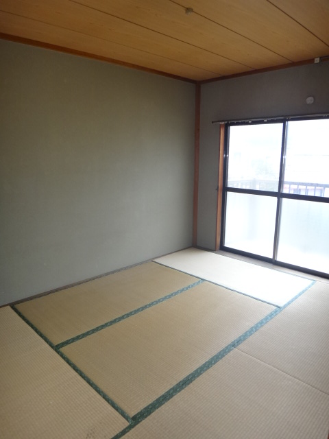 Living and room. DK next to the Japanese-style room