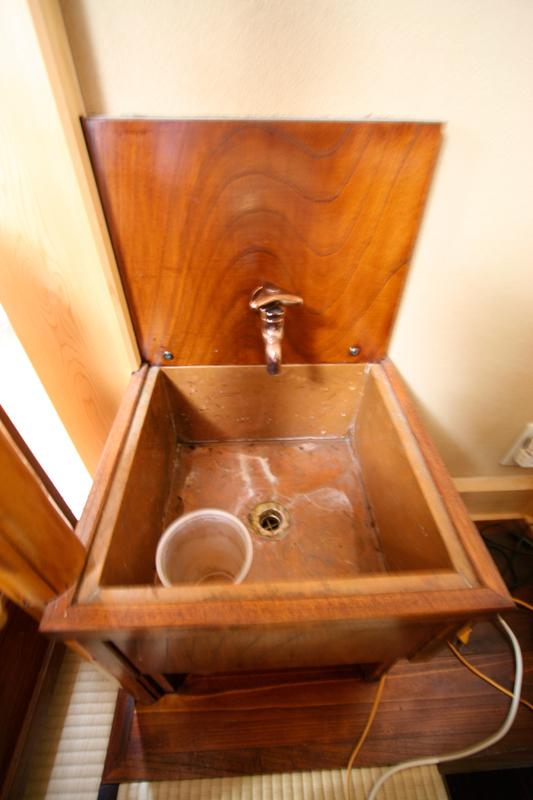 Wash basin, toilet. Wash basin