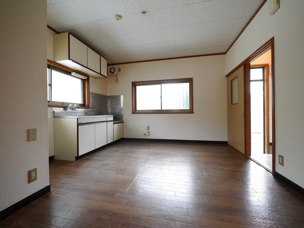 Kitchen. Key dining is also two-sided lighting.